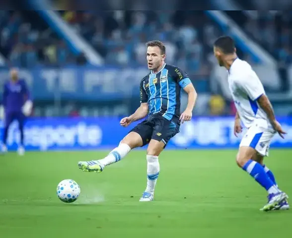 Grêmio anuncia saída do volante Arthur; veja detalhes