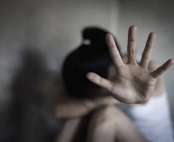 Homem é preso por desrespeitar medida protetiva e espancar companheira