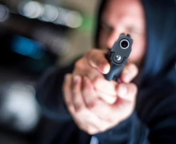 Homem mata dois vizinhos a tiros para defender esposa ameaçada