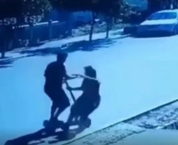 Idosa é arremessada para buraco após ser atingida por patinete; vídeo