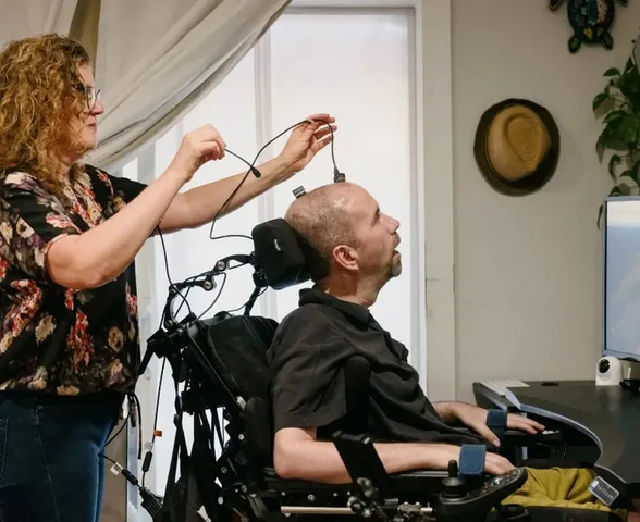 Implante cerebral permite que homem com ELA se comunique com a família