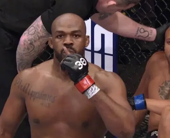 Jon Jones debocha de Poatan após derrota no UFC Casa Branca