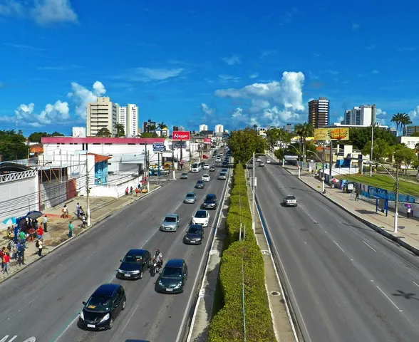 Motorista é preso após acidente envolvendo cinco veículos na Fernandes Lima