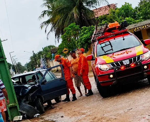 Motorista fica preso às ferragens após carro colidir contra poste em Arapiraca