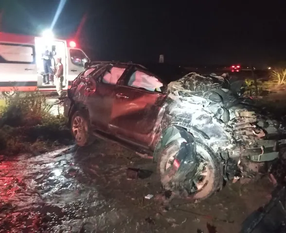 Motorista perde controle e capota Hilux na AL-220, no interior de Alagoas