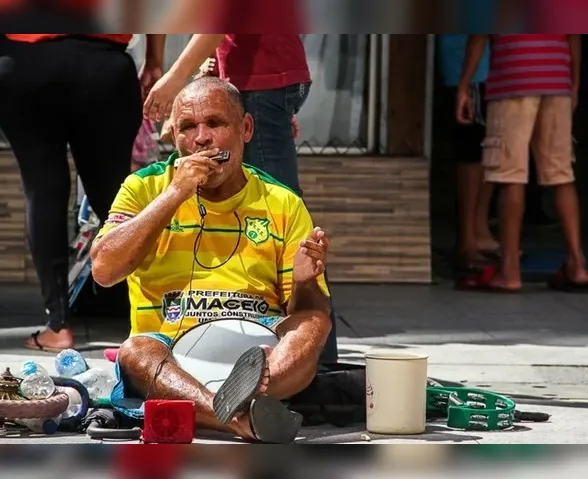 Natural de PE, cantor e símbolo da cultura popular: conheça a história do 'Ceguinho do Centro'