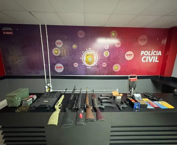 Fuzis, pistolas, munições: veja imagens de operação que apreendeu arsenal no Farol