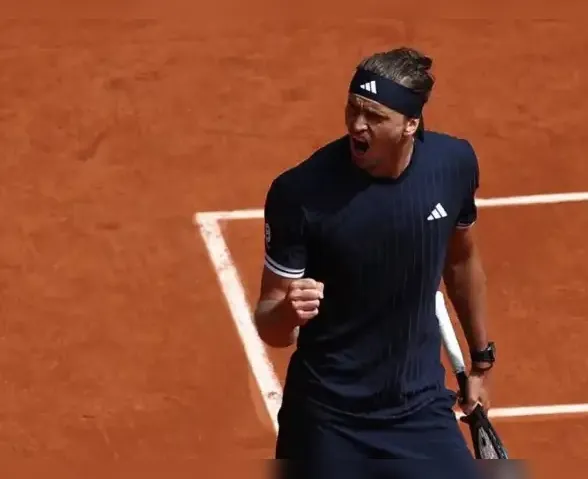 Zverev leva susto, mas bate algoz de João Fonseca e vai à final de Roland Garros