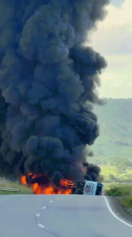 PRF alerta para risco de nova explosão após caminhão tombar e pegar fogo na BR-101