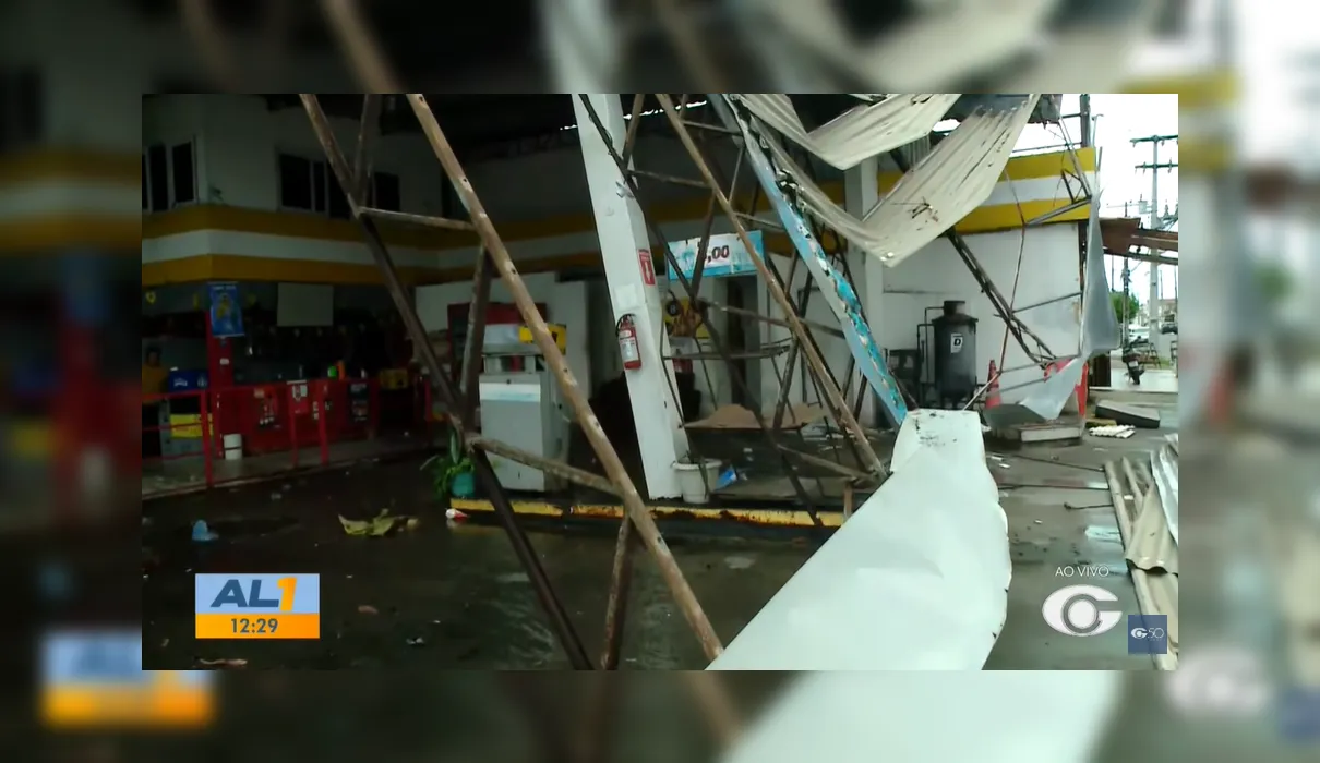 Temporal derruba estrutura de posto de combustíveis em frente ao Rei Pelé, em Maceió