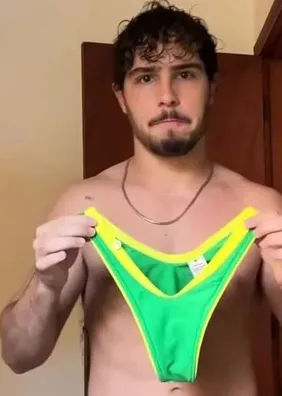 De calcinha? Ator surpreende ao mostrar look para torcer pelo Brasil na Copa