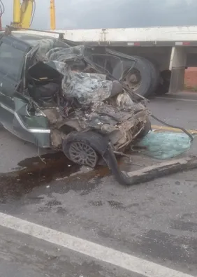 Motorista morre em colisão entre carro e caminhão na BR-424, em Marechal Deodoro