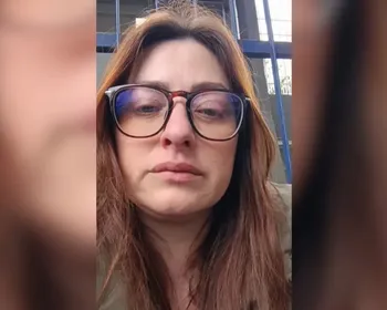 Alunos colocam vidro em copo de água de professora