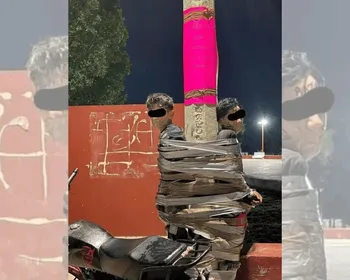 “Batman” da vida real amarra suspeitos em postes usando fita adesiva