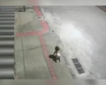 Bebê é encontrada sozinha engatinhando na rua durante a madrugada; vídeo