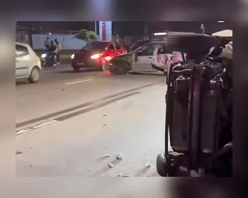 Colisão entre 2 veículos termina em capotamento e forte impacto contra poste