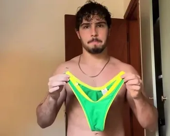 De calcinha? Ator surpreende ao mostrar look para torcer pelo Brasil na Copa