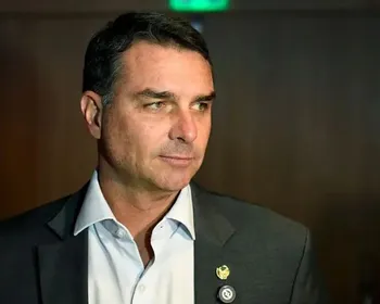 Dias após confronto com Michelle, Flávio Bolsonaro faz live defendendo 'pauta das mulheres'