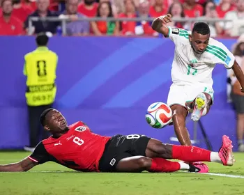 Dois gols nos acréscimos classificam Áustria e Argélia no mata-mata da Copa do Mundo