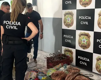 Dona de ferro-velho é presa após polícia apreender 105 kg de fios sem comprovação de origem no Jacintinho