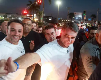 Em Goiás, Flávio Bolsonaro ameniza clima com Michelle: "Página virada"