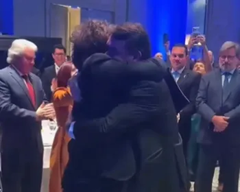 Flávio publica encontro com Milei e diz que "onda azul" está chegando