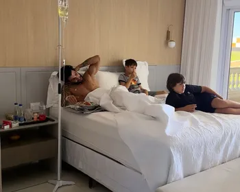 Gusttavo Lima toma medicação na veia durante jogo do Brasil