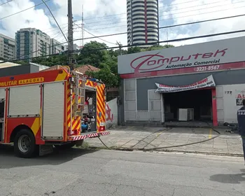 Incêndio atinge retífica desativada no centro de Maceió e levanta suspeita de ação criminosa