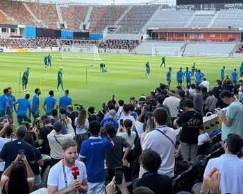 Japoneses 'invadem' treino da Seleção em Houston