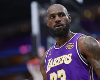 LeBron James avisa aos Lakers que jogará em outro time na próxima temporada da NBA