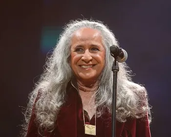 Maria Bethânia chega aos 80 anos como referência da música brasileira