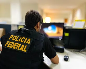 PF flagra passageiro com anabolizantes e emagrecedores em mala no PR