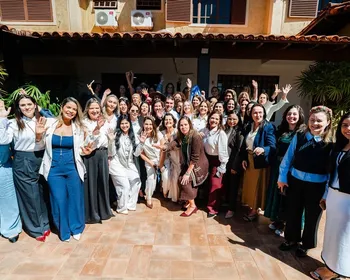 Pivô da briga de Flávio e Michelle vai a evento do senador e mulheres