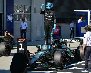 Russell supera acidente de Verstappen e toma pole do GP da Áustria pela F1 2026