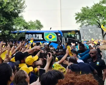 Seleção Brasileira chega a Houston abraçada por multidão de fãs