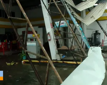 Temporal derruba estrutura de posto de combustíveis em frente ao Rei Pelé, em Maceió