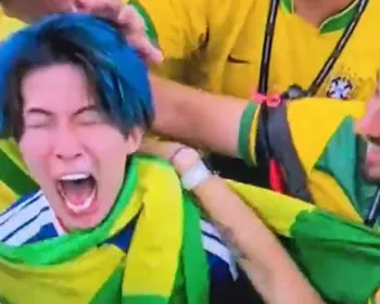 Torcedor do Japão é consolado por brasileiros após virada na Copa; veja
