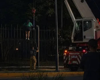 Torcedora mexicana fica presa em grade e é resgatada por guindaste