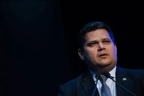 
				Alcolumbre diz que transição da 6x1 é muito longa e sinaliza mudança
			
			