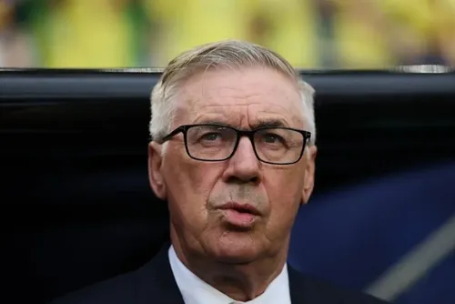 
				Ancelotti confirma que quer usar Neymar como falso 9 nos jogos do Brasil na Copa
			
			