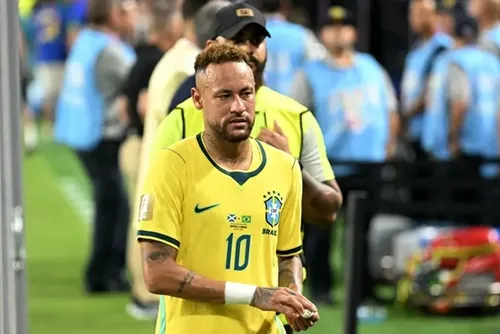 
				Ancelotti confirma que quer usar Neymar como falso 9 nos jogos do Brasil na Copa
			
			