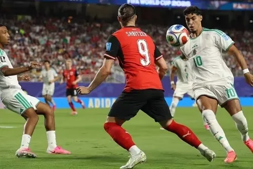 
				Argélia e Áustria empatam, vão juntas ao mata-mata da Copa e eliminam o Irã
			
			