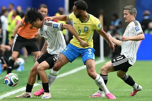 
				Brasil repete roteiro de 2006, sai atrás do Japão e tenta nova virada na Copa
			
			