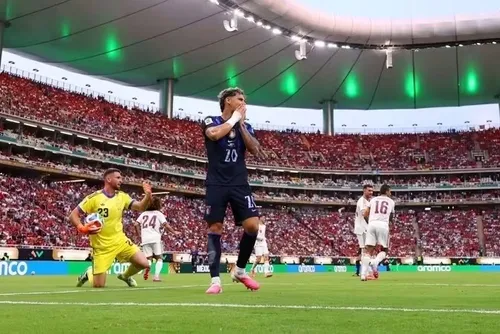 
				Campeão mundial, Uruguai perde para Espanha e é eliminado da Copa do Mundo
			
			