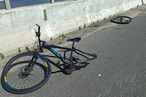 
				Casal de ciclistas é atropelado na Ponte Divaldo Suruagy, em Marechal; mulher fica em estado grave
			
			