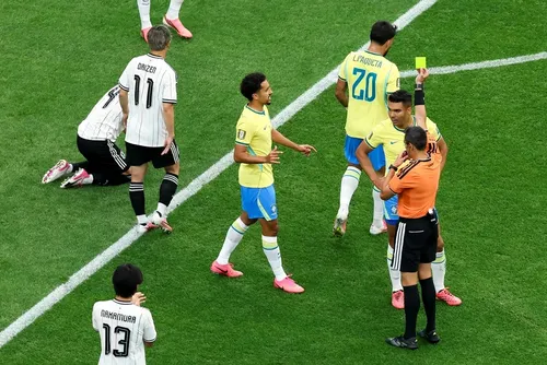 
				Casemiro e Danilo recebem amarelo, mas ainda jogam as oitavas; entenda
			
			