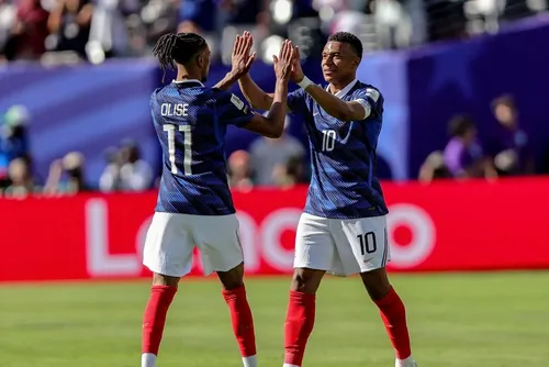 
				Com Mbappé, França está escalada para duelo contra a Suécia na Copa
			
			