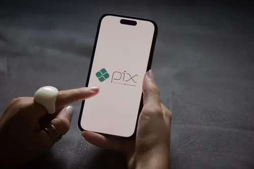 
				Com popularização do Pix, seis em cada dez brasileiros reduziram uso de dinheiro em espécie
			
			