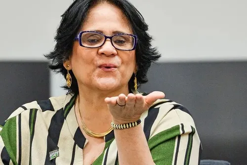 
				Damares Alves anuncia que está na pista, solteira e à procura de um marido
			
			