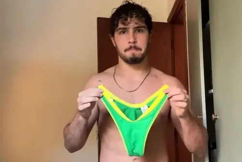 
				De calcinha? Ator surpreende ao mostrar look para torcer pelo Brasil na Copa
			
			